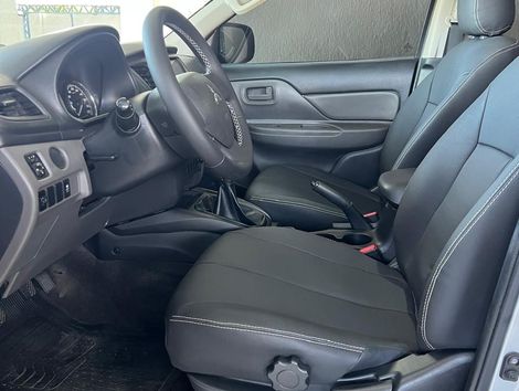 Mitsubishi L200 Tri. Outd. GLX 2.4 CD 4x4 Die. Mec.