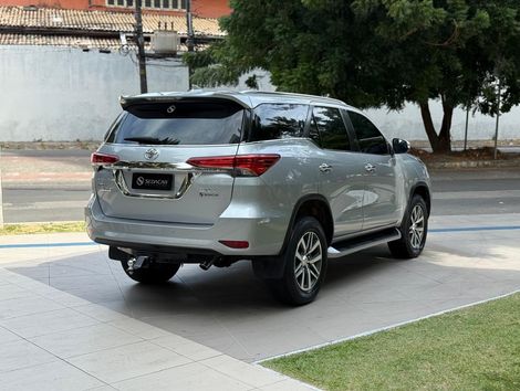 Toyota Hilux SW4 SRX 4x4 2.8 TDI 16V Dies. Aut.