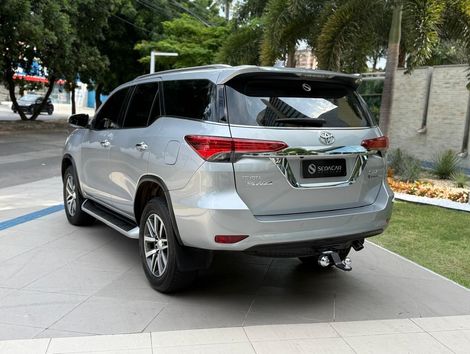 Toyota Hilux SW4 SRX 4x4 2.8 TDI 16V Dies. Aut.