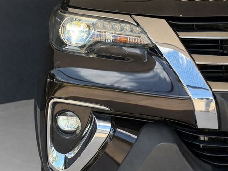 Toyota Hilux SW4 SRX Diamo. 4x4 2.8 TB Die Aut.