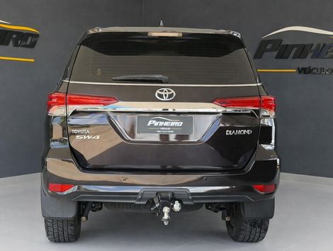 Toyota Hilux SW4 SRX Diamo. 4x4 2.8 TB Die Aut.