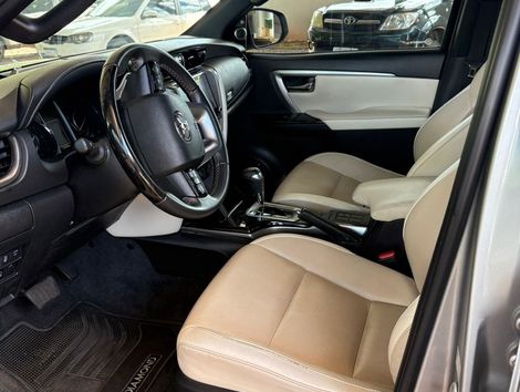 Toyota Hilux SW4 Diamond 2.8 TB 4x4 Die. Aut.