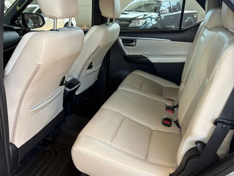 Toyota Hilux SW4 Diamond 2.8 TB 4x4 Die. Aut.