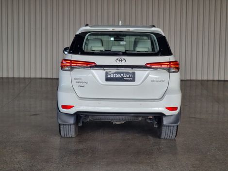 Toyota Hilux SW4 SRX Diamo. 4x4 2.8 TB Die Aut.