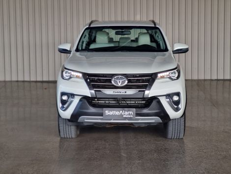 Toyota Hilux SW4 SRX Diamo. 4x4 2.8 TB Die Aut.