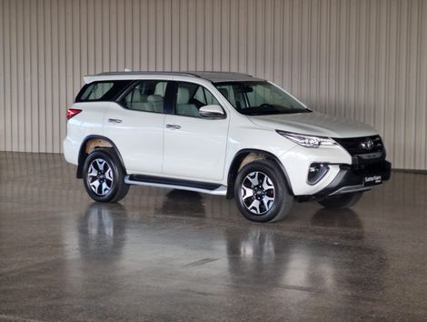 Toyota Hilux SW4 SRX Diamo. 4x4 2.8 TB Die Aut.