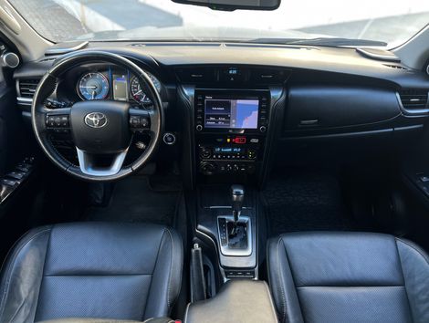 Toyota Hilux SW4 SRX 4x4 2.8 TDI 16V Dies. Aut.