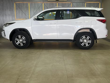 Toyota Hilux SW4 SR 4x2 2.7/ 2.7 Flex 16V Aut.