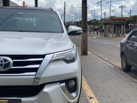 Toyota Hilux SW4 SRX 4x4 2.8 TDI 16V Dies. Aut.