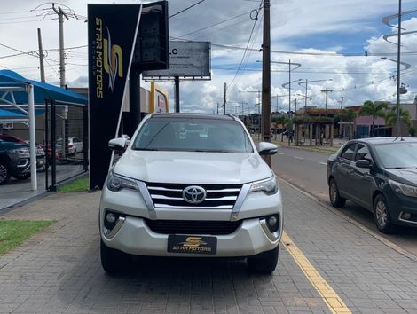 Toyota Hilux SW4 SRX 4x4 2.8 TDI 16V Dies. Aut.