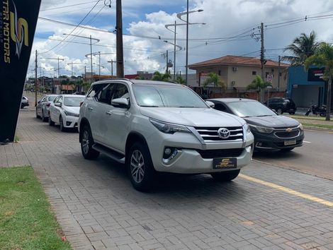 Toyota Hilux SW4 SRX 4x4 2.8 TDI 16V Dies. Aut.