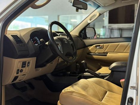 Toyota Hilux SW4 SRV D4-D 4x4 3.0 TDI Dies. Aut