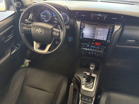 Toyota Hilux SW4 SRX 4x4 2.8 TDI 16V Dies. Aut.