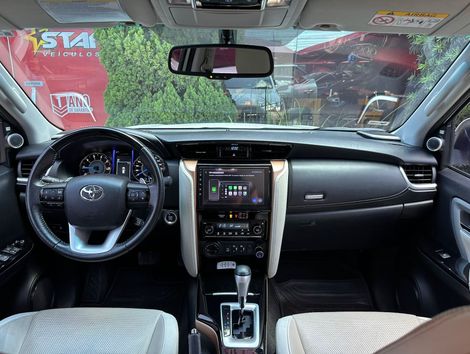 Toyota Hilux SW4 SRX Diamo. 4x4 2.8 TB Die Aut.