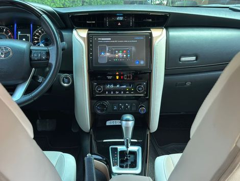 Toyota Hilux SW4 SRX Diamo. 4x4 2.8 TB Die Aut.