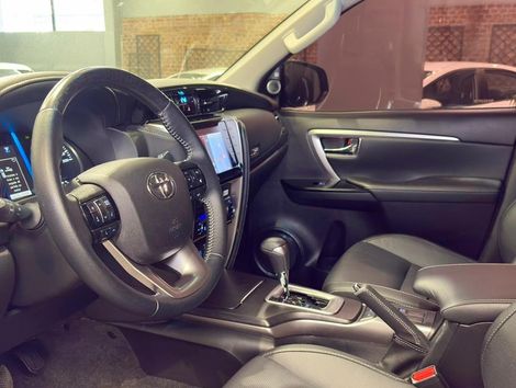 Toyota Hilux SW4 SRX 4x4 2.8 TDI 16V Dies. Aut.