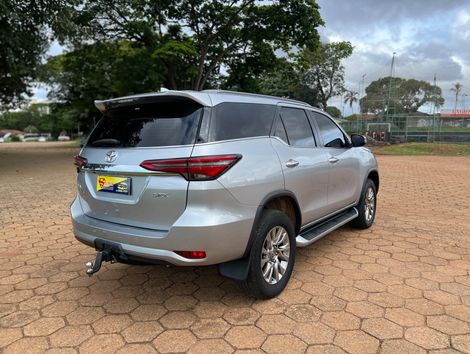 Toyota Hilux SW4 SRX 4x4 2.8 TDI 16V Dies. Aut.