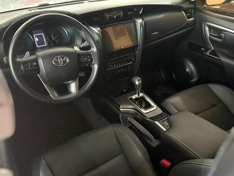 Toyota Hilux SW4 SRX Plat. 4x4 2.8 TB Die. Aut.