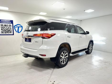 Toyota Hilux SW4 SRX 4x4 2.8 TDI 16V Dies. Aut.