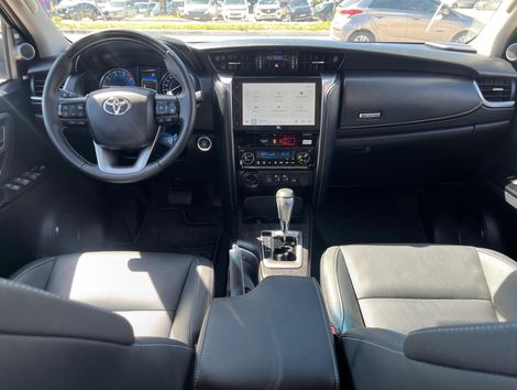 Toyota Hilux SW4 SRX Plat. 4x4 2.8 TB Die. Aut.