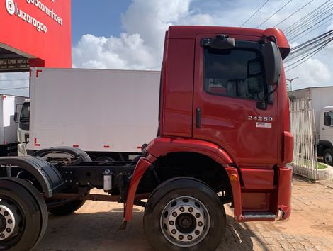 VOLKSWAGEN 24-250 E Constellation 3-Eixos 2p (diese