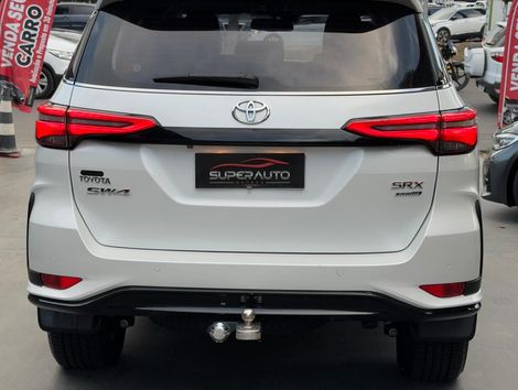 Toyota Hilux SW4 SRX 4x4 2.8 TDI 16V Dies. Aut.