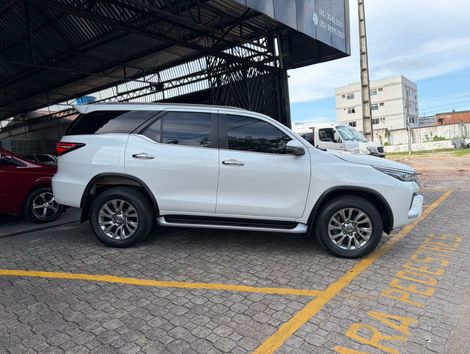 Toyota Hilux SW4 SRX 4x4 2.8 TDI 16V Dies. Aut.