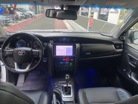 Toyota Hilux SW4 SRX 4x4 2.8 TDI 16V Dies. Aut.