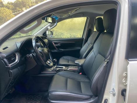 Toyota Hilux SW4 SRX 4x4 2.8 TDI 16V Dies. Aut.