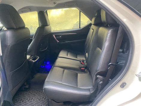 Toyota Hilux SW4 SRX 4x4 2.8 TDI 16V Dies. Aut.