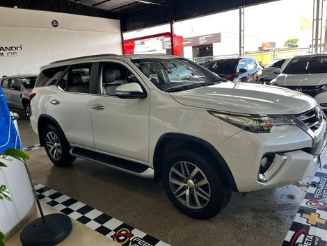 Toyota Hilux SW4 SRX 4x4 2.8 TDI 16V Dies. Aut.