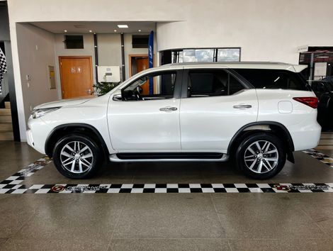 Toyota Hilux SW4 SRX 4x4 2.8 TDI 16V Dies. Aut.