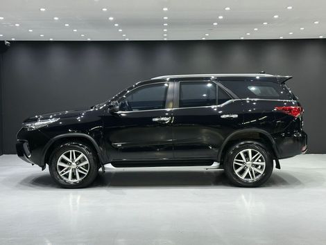 Toyota Hilux SW4 SRX 4x4 2.8 TDI 16V Dies. Aut.