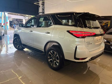 Toyota Hilux SW4 Diamond 2.8 TB 4x4 Die. Aut.