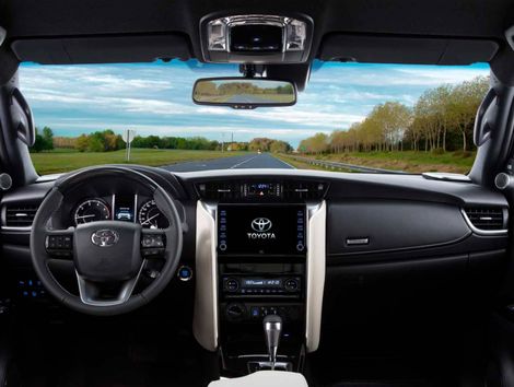 Toyota Hilux SW4 SRX Plat. 4x4 2.8 TB Die. Aut.