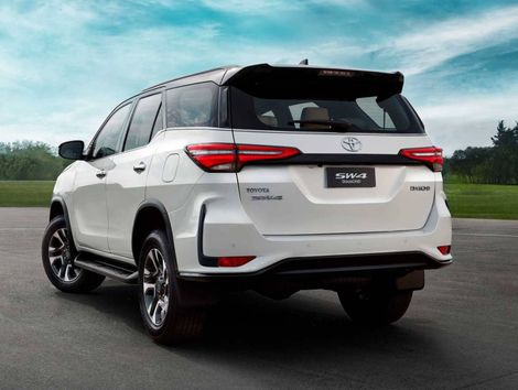 Toyota Hilux SW4 SRX Plat. 4x4 2.8 TB Die. Aut.