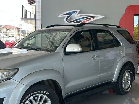 Toyota Hilux SW4 SR D4-D 4x4 3.0 TDI Dies. Aut