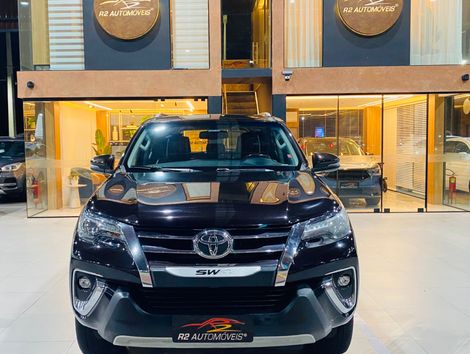 Toyota Hilux SW4 SRX 4x4 2.8 TDI 16V Dies. Aut.