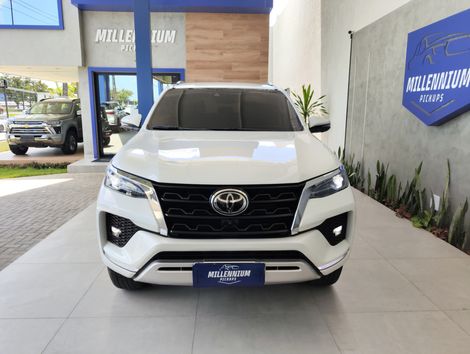 Toyota Hilux SW4 SRX 4x4 2.8 TDI 16V Dies. Aut.