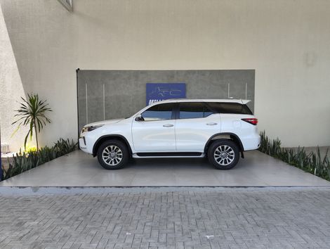 Toyota Hilux SW4 SRX 4x4 2.8 TDI 16V Dies. Aut.