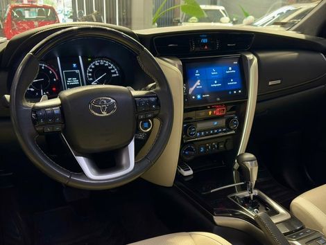 Toyota Hilux SW4 Diamond 2.8 TB 4x4 Die. Aut.