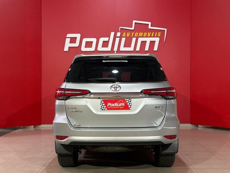 Toyota Hilux SW4 SRX 4x4 2.8 TDI 16V Dies. Aut.