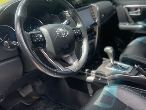 Toyota Hilux SW4 SRX 4x4 2.8 TDI 16V Dies. Aut.