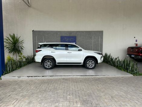 Toyota Hilux SW4 SRX 4x4 2.8 TDI 16V Dies. Aut.