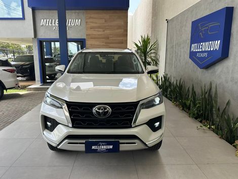 Toyota Hilux SW4 SRX 4x4 2.8 TDI 16V Dies. Aut.