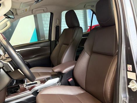 Toyota Hilux SW4 SRX 4x4 2.8 TDI 16V Dies. Aut.