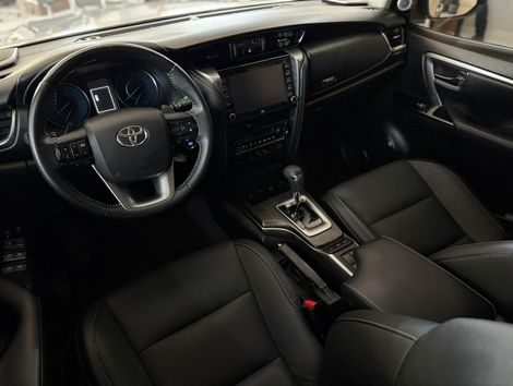 Toyota Hilux SW4 SRX 4x4 2.8 TDI 16V Dies. Aut.