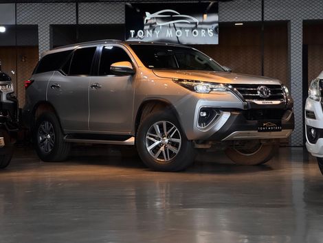 Toyota Hilux SW4 SRX 4x4 2.8 TDI 16V Dies. Aut.