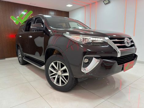 Toyota Hilux SW4 SRX 4x4 2.8 TDI 16V Dies. Aut.