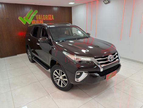 Toyota Hilux SW4 SRX 4x4 2.8 TDI 16V Dies. Aut.